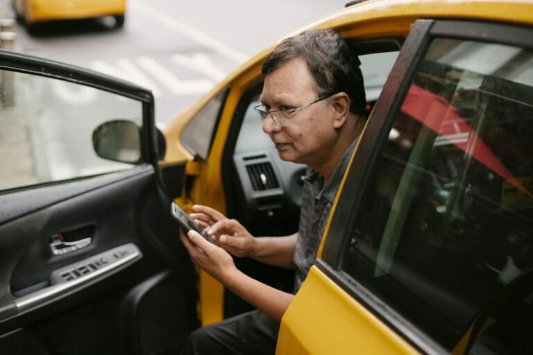 Illustration of Zoox Robotaxi Service: Amazon's Bold Move in the Fierce US Race